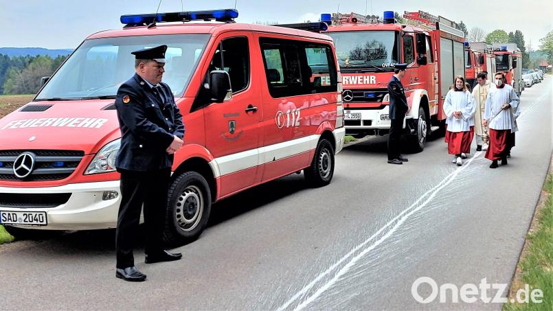 Der Weg war bei der Fahrzeugsegnung quasi vorgezeichnet: Eine Kalkspur zog sich über Johannisberg nach Eigelsberg. Bild: lg