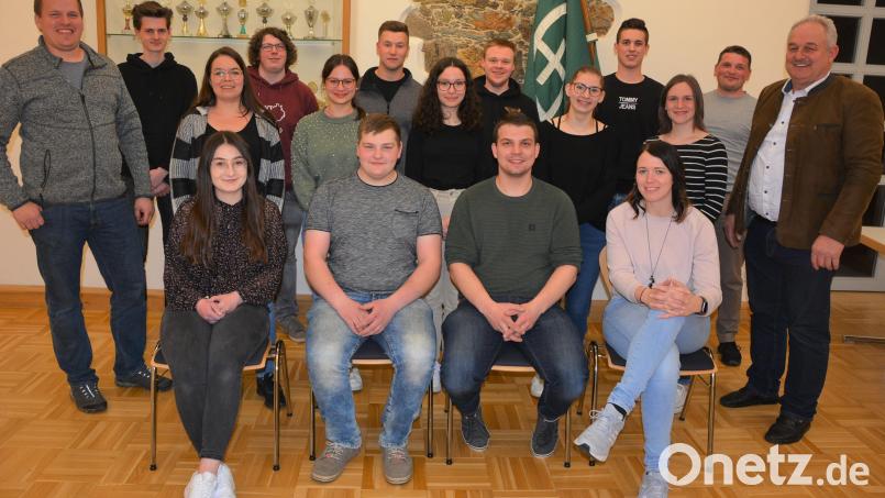 Neuwahlen standen bei der Katholischen Landjugend Leonberg an. Mit dabei waren auch Bürgermeister Johann Burger (rechts) sowie die beiden Jugendbeauftragten Martin Teubner (links) und Tanja Wettinger (Dritte von links). Bild: jr