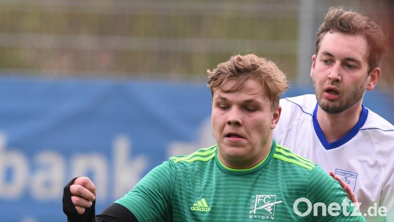 Niklas Strohbach (vorne, im Spiel gegen TuS Schnaittenbach) war zweifacher Torschütze beim 3:0-Sieg des FC Weiden-Ost in Haidenaab. Bild: Büttner, Gerhard