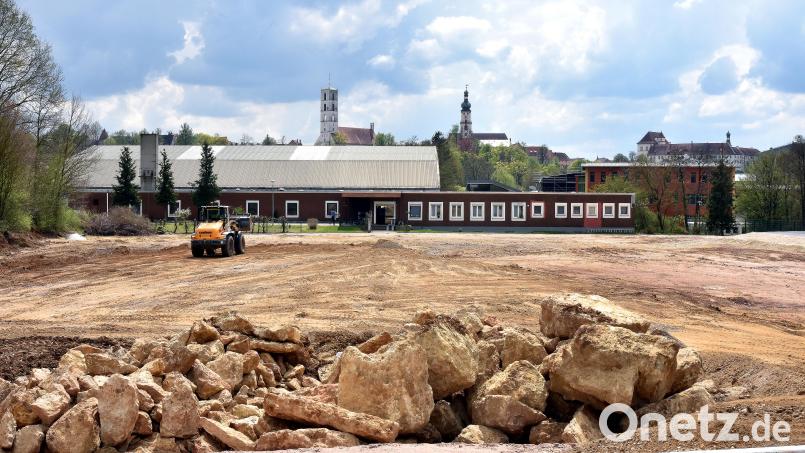 Die Planierungsarbeiten auf der Baustelle für die neue Kita &quot;Eulenland&quot; am Sportpark laufen, bald soll die Grundsteinlegung stattfinden. Weil Betreuungsplätze rar sind, erwarten viele Eltern die Fertigstellung des Neubaus sehnsüchtig. Bild: Stephan Huber
