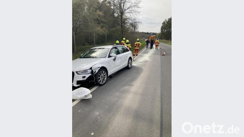 Ein herumfliegendes Metallteil setzte diesem Wagen mächtig zu. Bild: Polizei Neustadt/exb