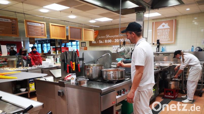 Eine Küche wie die der "Trefferia" im Globus-Warenhaus verbraucht enorme Mengen an Bratöl. Bild: Thomas Dobler