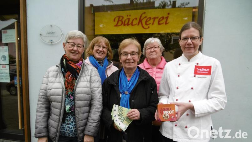 Klara Rauch, Bezirksleiterin Margret Hirsch, Schatzmeisterin Angela Geier, Rosa List und Bäckermeisterin Gabriele Wiesnet (von links) freuen sich über das gute Ergebnis der Solibrot-Aktion in Hahnbach. Bild: mma
