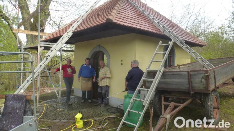 Johann Fleischmann, Karl Csibi, Josef Binninger, Josef Leonhardt (von links) renovieren die Laurentius-Kapelle. Bild: mad