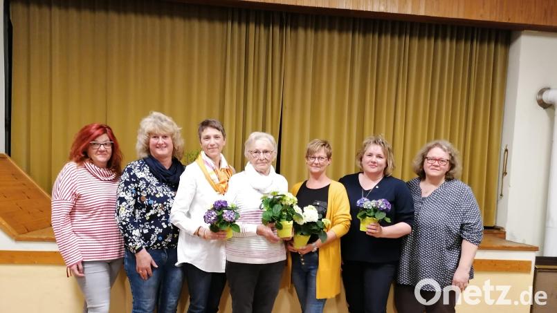 Der Katholische Frauenbund Hausen ehrt langjährige Mitglieder(von links): Andrea Müller, Christine Tischner, Margit Dechant, Walburga Fehlner, Claudia Forster, Kerstin Dechant und Evi Hauer. Bild: snn