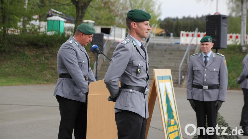 Die Jagdhornbläser der BJV-Kreisgruppe Oberviechtach gratulierte Manfred Pohl (rechts) musikalisch. Bild: frd