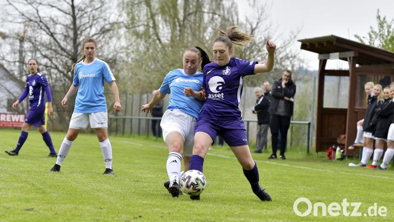 Harter Körpereinsatz der Theuernerin Selina Daubenspeck (Zweite von rechts) im Zweikampf mit Anne Fleig (rechts) vom TSV Schwaben Augsburg, beobachtet von der zweifachen Torschützin des TSV Theuern, Anna Luschner (Zweite von links). Bild: Hubert Ziegler