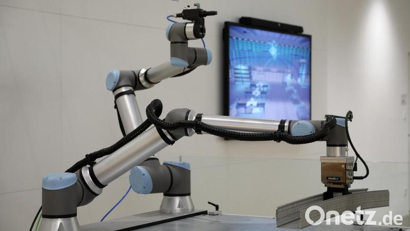 Die Zukunft lässt sich nicht fotografieren, aber die Gegenwart. Vor allem, wenn sie so futuristisch aussieht wie auf diesem Bild. Entstanden ist es im April vergangenen Jahres im neuen Besucher-Zentrum der Siemens AG Amberg. Dort hat die Digitalisierung, die ein Teil der Smart City ist, bereits Einzug gehalten. Archivbild: Wolfgang Steinbacher