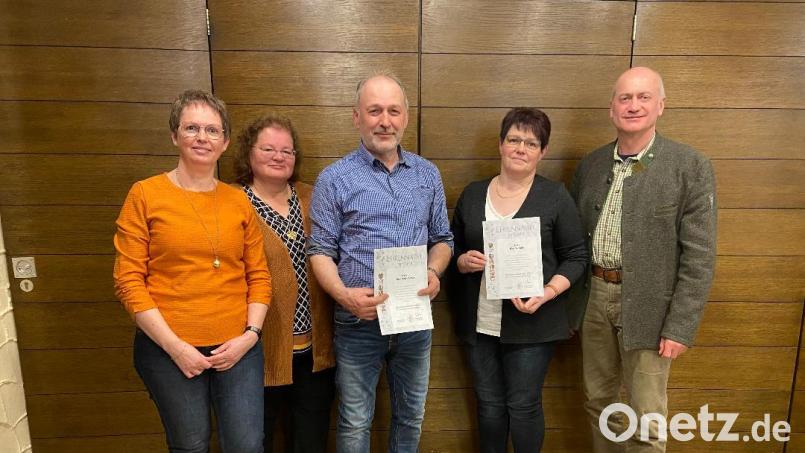 Gertraud Rötzer und Heidi Schmid (von links) gratulierten Manfred Kraus und Karin Held zur Auszeichnung. Rechts im Bild Bürgermeister Walter Schauer. Bild: Stefanie Lacher/exb