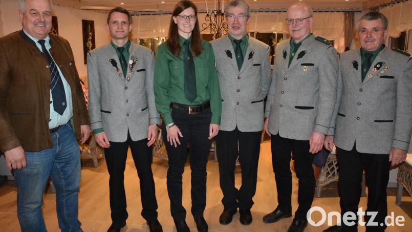 Seine neuen Vereinsmeister ehrte der Schützenverein Großensees. Auf dem Bild (von links) Bürgermeister Johann Burger, Robert Haberkorn, Christine Gradl, Georg Bauer, Schützenmeister Erich Völkl und Vorsitzender Helmut Kipferl. Bild: jr