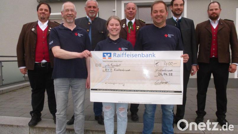 Markus Dreyer, Sarah Schönl und Markus Kummer freuen sich über die 400-Euro-Spende der Hubertus-Schützen. Bild: bk