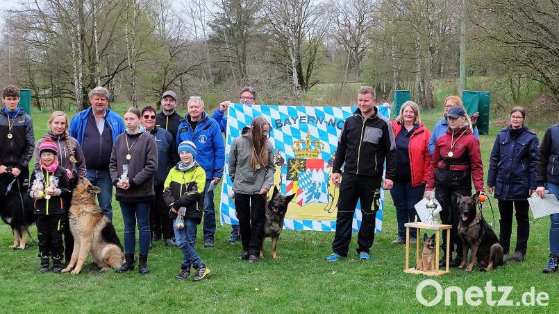Stolze Teilnehmer der Jugend- und Juniorenmeisterschaft mit ihren Hunden sowie den Verantwortlichen des Vereins mit Vorsitzendem Georg Härtl (links neben dem Banner), Schirmherr Martin Schregelmann (Fünfter von links) und Landesgruppenjugendwart Arthur Pierchalla Sechster von rechts). Bild: wlr
