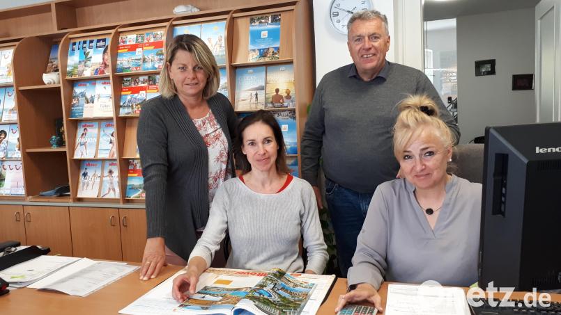 Nach der Schließung der Stowasser-Filialen arbeiten die früher dort tätigen Mitarbeiterinnen (sitzend, von links) Jacquelina Bures (Waldsassen) und Heike Huster (Mitterteich) im Büro in Arzberg. Marion Stowasser-Fürbringer und Jürgen Stowasser sprechen von einer strategischen Entscheidung im Zusammenhang mit dem Personalmangel in der Branche. Bild: pz