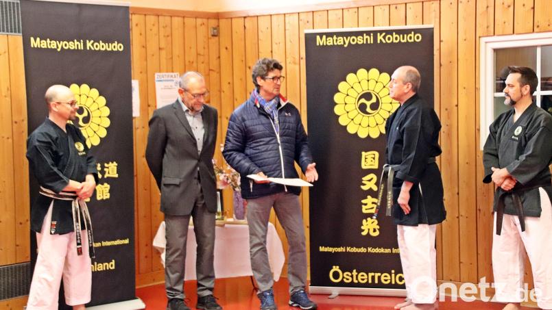 Lehrgangsleiter Franko Sanguinetti (Zweiter von rechts) übergibt im Beisein von (von links) Christian Brüchner vom Karate Dojo Eschenbach und zweitem Bürgermeister Karl Lorenz eine 3200-Euro-Spende für die Flüchtlinge aus der Ukraine an Fritz Betzl, den Leiter des Asylkreises. Bild: jma