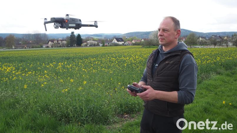 Richard Bauer gehört zu den sechs Piloten, die für die Kreisgruppe der Jäger heuer bei der Rehkitz-Rettung aktiv werden. Hier testet er gerade eine der beiden Drohnen, die eigens für diesen Zweck angeschafft wurden. Bild: bl