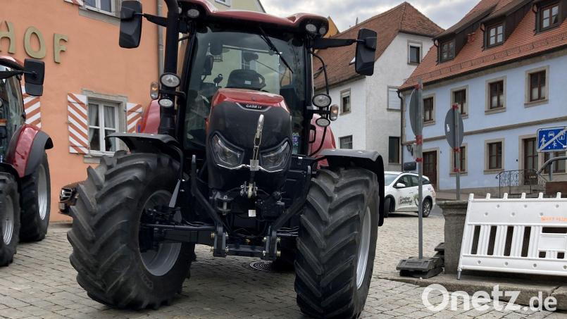 Von diesem auf dem Flosser Marktplatz ausgestellten Traktor stürzte am Wochenende ein elfjähriger Junge und verletzte sich an der Hand. Bild: exb / PI NEW