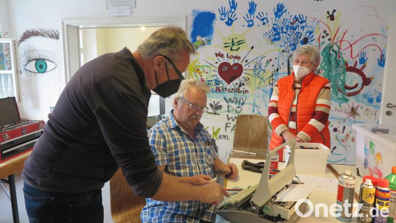 Herbert Kusche (stehend) und Henryk Gretsch bemühten sich nach Kräften, die defekte Schreibmaschine zu reparieren. Bild: jzk
