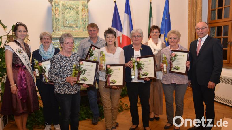 Sechs verdiente und wertvolle Mitarbeiter aus verschiedenen Ortsgemeinschaften der Obst- und Gartenbauvereine erhielten die seltene Auszeichnung mit der &quot;Goldenen Holunderbeere&quot;, die für außergewöhnliche Verdienste vom Kreisvorsitzenden Albert Nickl (rechts) und von der amtierenden Holunderkönigin Sandra Neubeck (links) verliehen wurden. Die Auszeichnung erhielten (von links) Angelika Meindl, Barbara und Max Henfling, Monika Höllerl, Irmgard Lingl und Anneliese Herr. Bild: dob