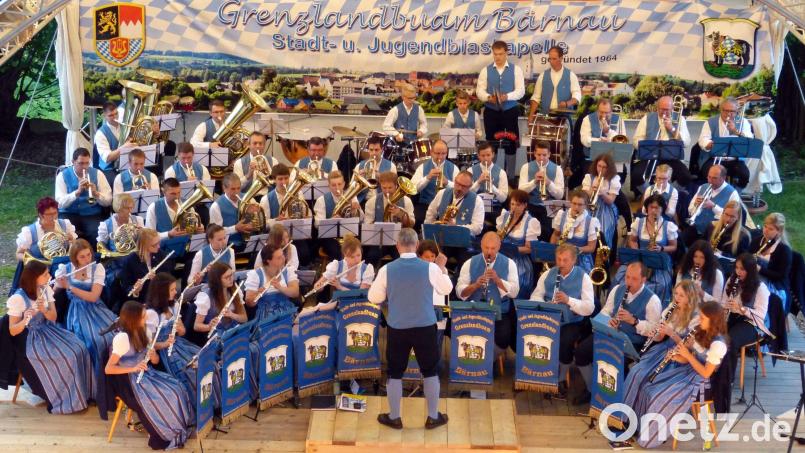 Am 11.Juni 2022 lädt die Stadt- und Jugendblaskapelle „Grenzlandbuam“ (Bild) zum Sommerkonzert auf der Freilichttribüne ein. Bereits am Sonntag, 8. Mai, ab 14 Uhr gestalten die Musikerinnen und Musiker zusammen mit dem Jugendblasorchester der Kunstgrundschule Tachov einen Bayerisch-Tschechischen Musiknachmittag im Geschichtspark. Archivbild: Barbara Völkl/exb