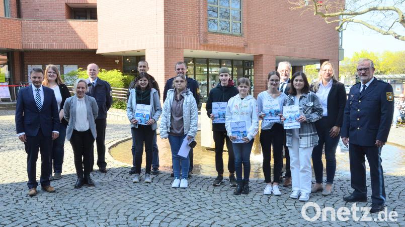 Die neuen Schoolguards erhalten ihre Urkunden und Dienstausweise. Bild: Kunz