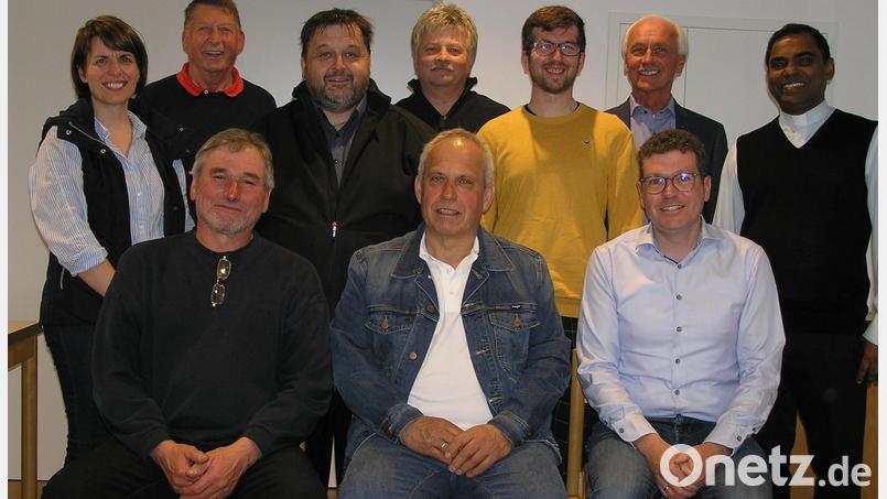 Herbert Koller (sitzend, von links), Walter Pirner und Dr. Stefan König bilden die Teamleitergruppe der Kolpingfamilie Riglasreuth. Zur Seite stehen ihnen im Leitungsteam die Beisitzer Ulrike Kraus (stehend, von links) und Josef Hösl, Schriftführer Alexander Hörl sowie Kassenprüfer Arnold Schraml. Bürgermeister Peter König und Pfarrer Julius Johnrose beglückwünschten die neue Vereinsführung. Bild: öt