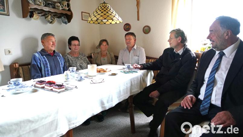 Christl Bock (Zweite von links) erreichten zu ihrem 80. Geburtstag viele Glückwünsche. Auch von Maria Sperl (Dritte von links), Gerald Bock (Vierter von links), Pfarrer Norbert Götz (Zweiter von rechts) und Bürgermeister Josef Beimler (ganz rechts). Bild: fvo