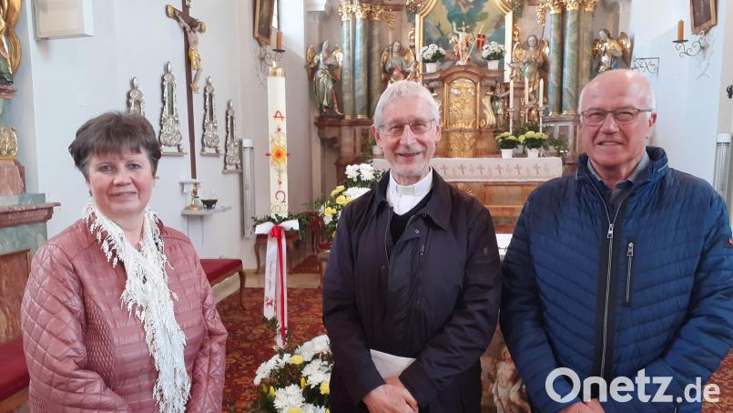 265 Euro übergab der Pfarrgemeinderat an Pater Klaus Kniffki (von links): Monika Wild, Pater Kniffki und Willibald Schicker. Bild: Pfarrgemeinderat Schwarzenbach/exb