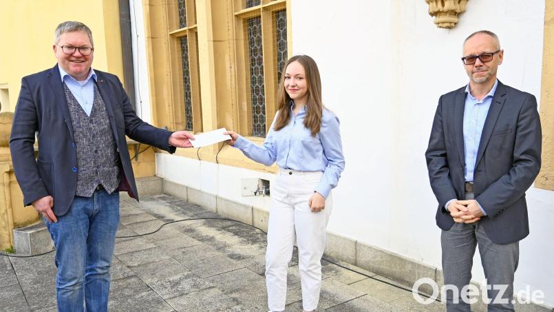 Im Beisein von Thomas Boss (rechts), Jugendamtsleiter und stellvertretender Sozialreferent, überreicht Annalena Moedel an Oberbürgermeister Michael Cerny die Spendensumme von 1000 Euro. Bild: Susanne Schwab, Stadt Amberg/exb