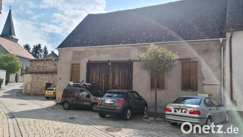 Das Herrichten und die weitere Nutzung von Kommunbrauhaus (vorne) und Kraus-Berta-Anwesen (Seitengebäude, hinten) sind für Bürgermeister Edgar Knobloch eine Herzensangelegenheit. Bild: sne