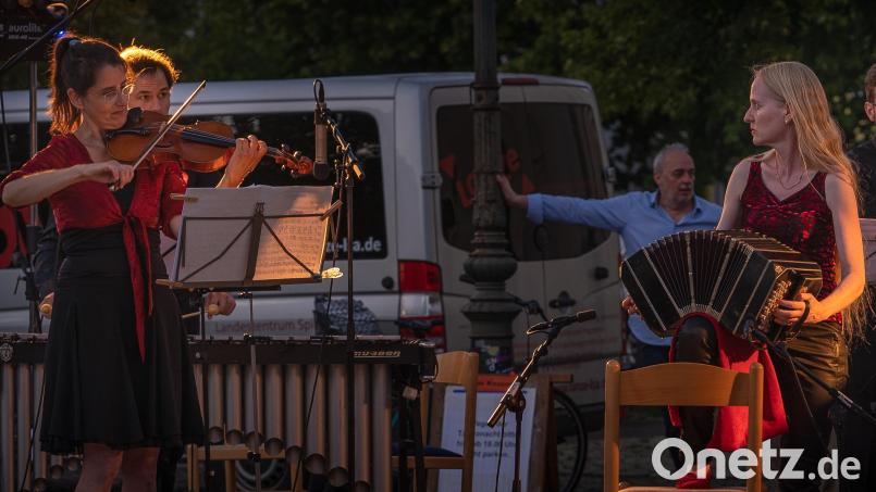 Tangokonzert: Duo mit Susanne Hofmann (links, Violine) und Judith Brandenburg (Bandoneon) Bild: Saschs Boelmans