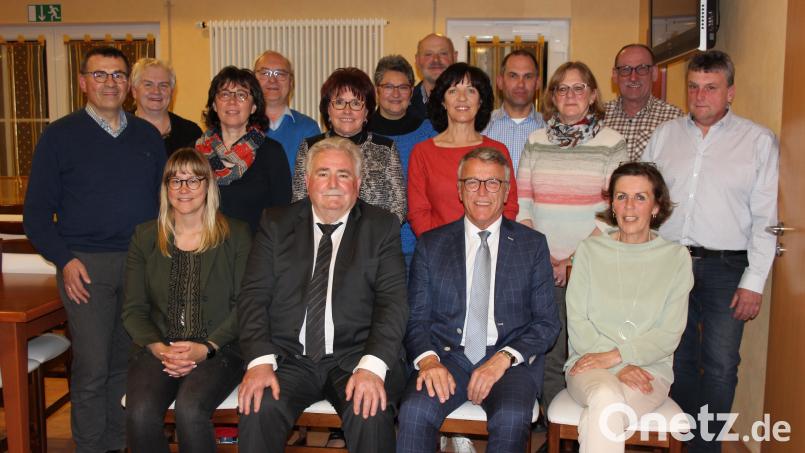 Sämtliche Vorstands- und Komiteemitglieder des Partnerschaftsvereins „amitíe“ wurden einstimmig gewählt. Unter der bewährten Wahlleitung von Bürgermeister Franz Stahl war der Punkt Neuwahlen sehr schnell abgearbeitet.. Im Bild (vorne von links) Kassenwartin Kerstin Burkhard, Vorsitzender Peter Gold, Bürgermeister Franz Stahl und Komiteemitglied Sieglinde Völkl sowie (hinten von links) die Kassenprüfer Paulus Mehler und Angela Burger sowie die Komiteemitglieder Sabine Siegert, Gottfried Beer, Monika Wimmer, Christine Trottmann, Karl Schwägerl, Silvia Sammüller, Thomas Zölch, Christiane Faget-Malzer, Horst Wettinger und Mario Franz. Bild: heb