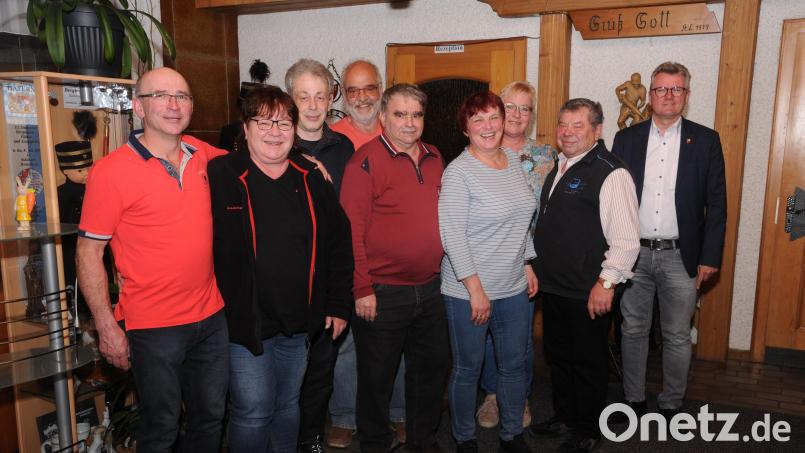 Der neue Vorstand des Vereins für Vogelschutz und -liebhaber mit Vorsitzendem Karlheinz Späth (links) und Bürgermeister Michael Göth (rechts). Bild: ige