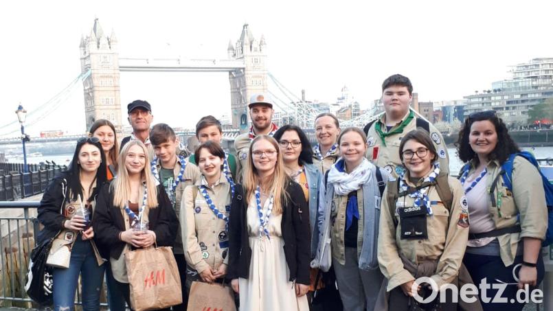 &quot;London Scouting&quot; bei der diesjährigen Auslandsfahrt der DPSG Tirschenreuth. Gruppenfoto vor der Tower Bridge. Rechts im Bild Julia Gmeiner und hinten links Alois Schmidkonz, die Verantwortlichen für die Fahrt. Bild: DPSG Tirschenreuth/exb
