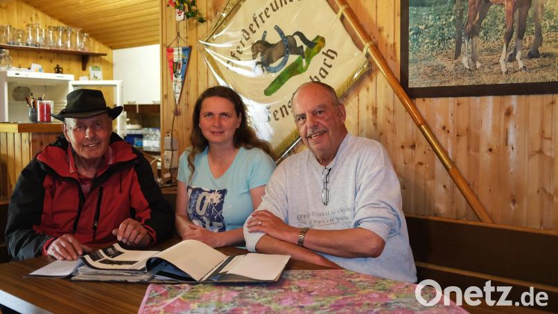 Der &quot;harte Kern&quot; der Pferdefreunde Fensterbach: Karl Schmitt, Claudia Nachtmann und Willi Lahs (von links) blättern gerne in den Unterlagen und blicken auf &quot;bessere Zeiten&quot; zurück. Die Standarte erinnert an die Gründung vor 40 Jahren. Bild: Hirsch