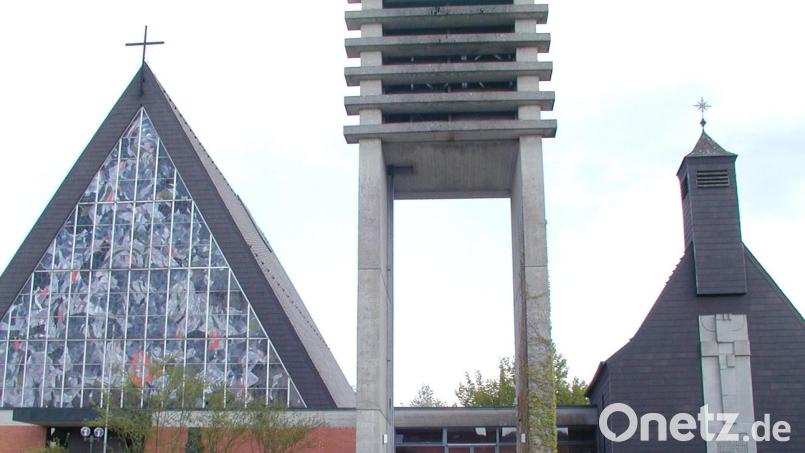 50 Jahre Pfarrzentrum Raigering: Das wird jetzt gefeiert. Die Kriegergedächtniskapelle (rechts) ist älter. Sie wurde 1933 erbaut. Bild: sche