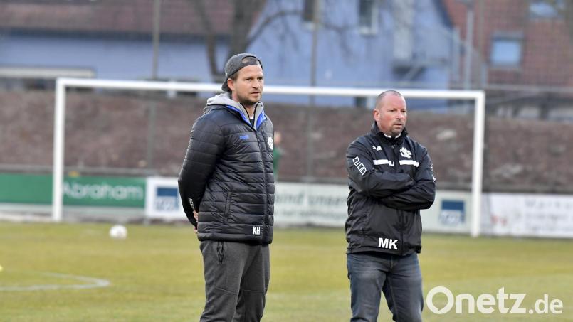 Kai Hempel (links) und Markus Kipry (rechts), die beiden Trainer der DJK Gebenbach, wollen in Sand punkten. Archivbild: Hubert Ziegler