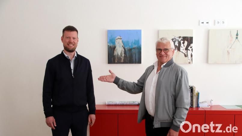 Zweiter Bürgermeister Norbert Gradl (rechts) stellt den neuen Geschäftsführer im Rathaus Auerbach vor: Matthias Edtbauer (31). Bild: jma