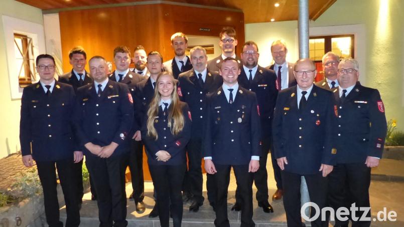 Die Feuerwehr Lintach wählt eine neue Führungsmannschaft (von links): Kreisbrandinspektor Armin Daubenmerkel, Kreisbrandmeister Dominik Ernst, Erster Kommandant Benjamin Weiß, Fahnenjunker Philipp Schlaffer, Beisitzer Julian Göbl, Kassenwart Matthias Rehaber, Beisitzerin Katharina Rehaber, Jugendwart Andreas Batek, Gerätewart Michael Schneider, Erster Vorsitzender Michael Weiß (hinten), Schriftführer Johannes Winkler (vorn), Zweiter Vorsitzender Philipp Meier, Bürgermeister Alwin Märkl, Kreisbrandinspektor a. D. Hubert Blödt, Seniorenbeauftragter Tobias Göbl, Ehrenkommandant Wolfgang Göbl. Bild: Michael Weiß/exb