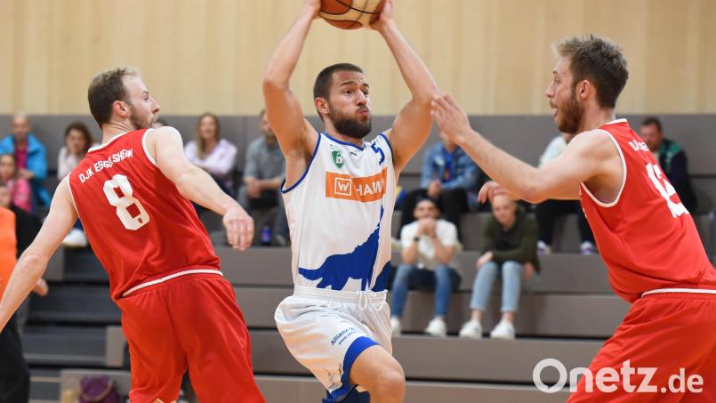 Die Hamm Baskets Weiden unterlagen Eggolsheim klar mit 53:96. Lazslo Jahrsdörfer (Mitte) war mit 14 Punkten der beste Weidener Werfer. Bild: Büttner