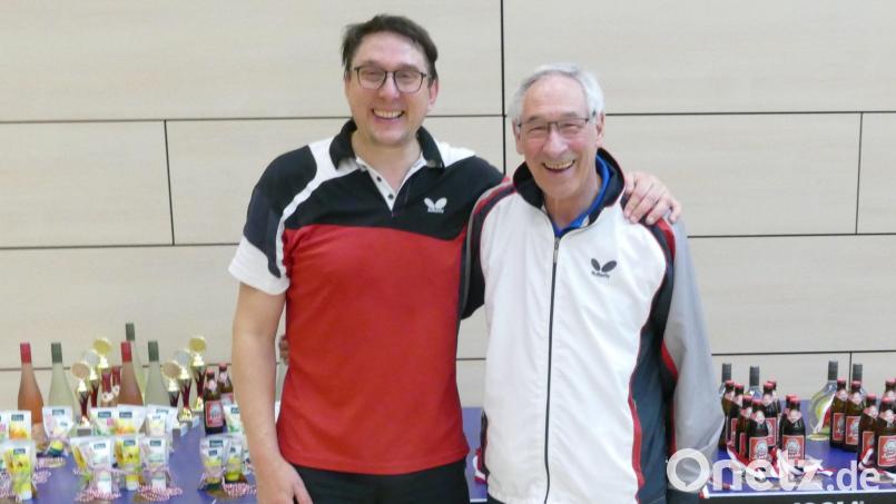 Johann Steger (rechts) und Michael Eckl (links) vom KF Oberviechtach waren bei den bayerischen Tischtennis-Meisterschaften der Senioren am Start. Steger gewann zusammen mit seinem Partner Peter Sperr vom TSV Wolkersdorf den Titel bei den Senioren 75. Bild: exb