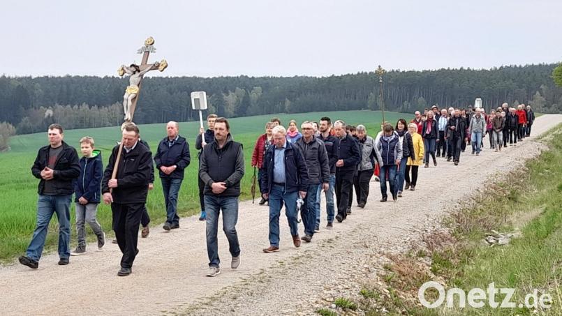 Die Wallfahrer aus Altendorf (im Hintergrund) werden von den Ober- und Mitterauerbachern abgeholt und zur Kirche begleitet. Bild: Markus Kurz/exb