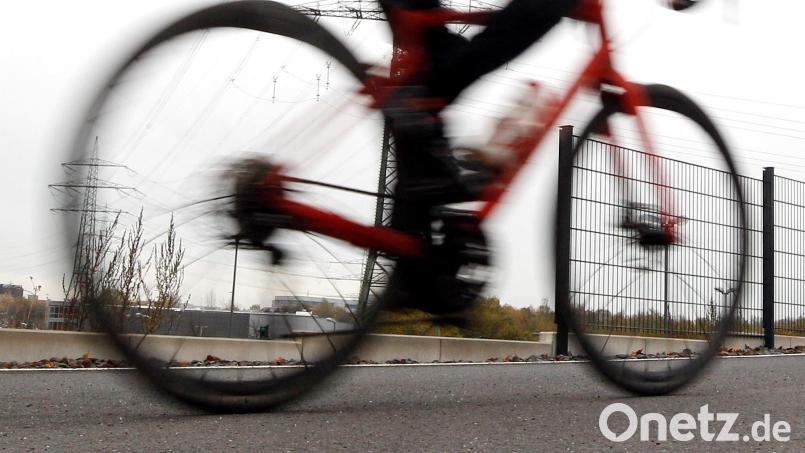Hinauf aufs Rad. Der Arber-Radmarathon steigt am 31. Juli 2022. Bild: Roland Weihrauch/dpa