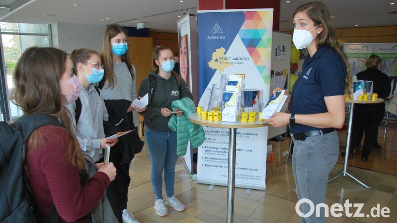 Julia Haupt von der Stadt Amberg (rechts) informiert über die Studien- und Ausbildungsmöglichkeiten bei der Stadt. Bild: gsp