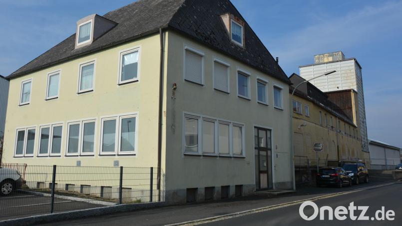 Rückgebaut wird das ehemalige Raiffeisengebäude in der Martin-Zehendner-Straße, das bereits vor zehn Jahren von der Schott AG erworben worden war. Bild: jr