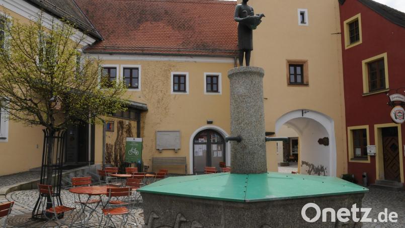 Der &quot;Gänseliesl-Brunnen&quot; am Marktplatz Luhe wird mit Trinkwasser aus dem öffentlichen Leitungsnetz betrieben. Das soll jetzt nach einstimmigen Beschluss des Marktgemeinderates geändert werden. So lange wird auch der Brunnen &quot;trocken&quot; liegen. Bild: bey