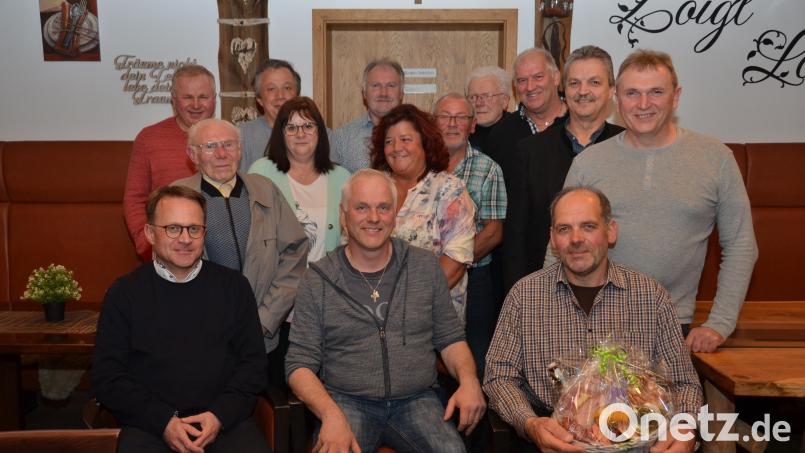 Alois Bäumler (sitzend, Mitte) führt nun den Kapellenverein an. Josef Fritsch (rechts daneben) lenkte den Verein seit der Gründung. Konrad Kindl (hintere Reihe, Zweiter von links) übernimmt den Stellvertreterposten. Bild: dob