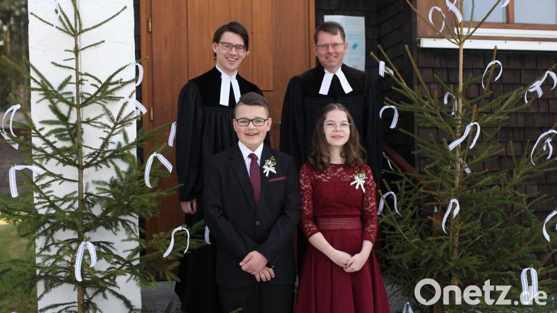 Laura Hager und Elias Ernstberger feierten vergangenen Sonntag mit Pfarrer Andreas Kraft und Vikar Klaus Tillmann (hinten, von rechts) in Neusorg ihre Konfirmation. Bild: Evangelisches Pfarramt Neusorg/exb