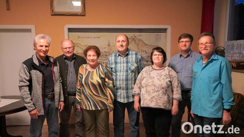 Diesen treuen Mitgliedern danken die Waldthurner Siedler: (von links) Peter Schürz, Marktrat Johannes Weig, Waltraud Jentsch, Bernd Müller, Gabriele Blödt, Josef Pflaum jun. und Siedlerchef Ludwig Eger. Bild: fvo