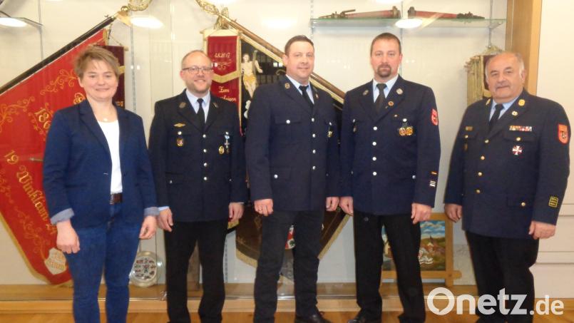 Die Bürgermeisterin gratulierte: Im Bild von links Sonja Meier, Vorstand Stephan Pregler, der neue Kommandant Stephan Killermann, Kreisbrandmeister und Nochkommandant Peter Killermann und Kreisbrandinspektor Richard Fleck. Bild: Annemarie Mösbauer/exb