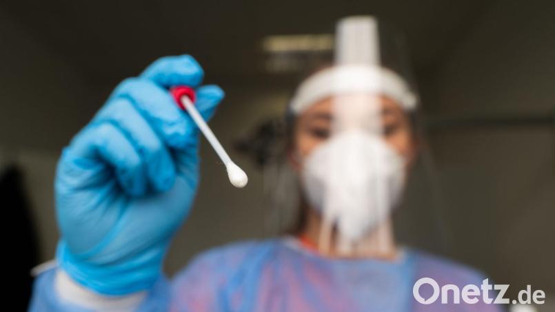 Seit Samstag wurden in Weiden und dem Landkreis Neustadt/WN 230 neue Coronafälle registriert. Diese tauchten wegen einer Neuregelung bei der Fallübermittlung aber erst am Dienstag in der Statistik auf. Symbolbild: Julian Stratenschulte/dpa